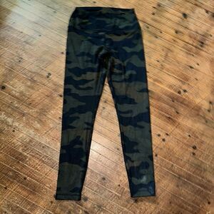 Victoria’s Secret Pink camo Ultimate Athleisure M leggings
